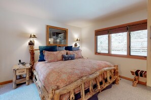 4 bedrooms, iron/ironing board, internet, bed sheets