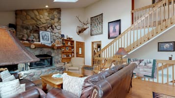 Télévision, cheminée, lecteur de DVD, vidéothÚque