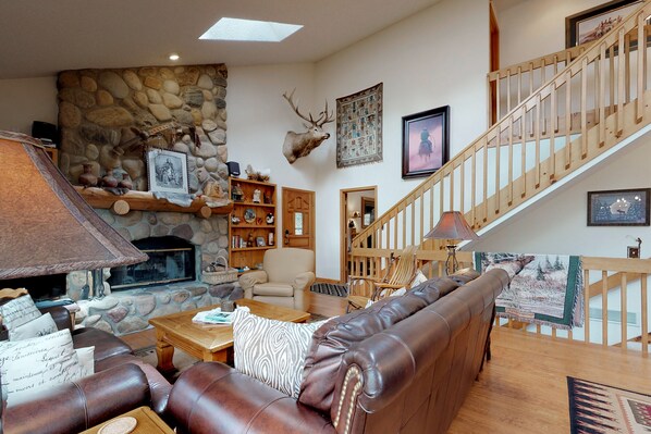 Fernseher, Kamin, DVD-Player, Videothek