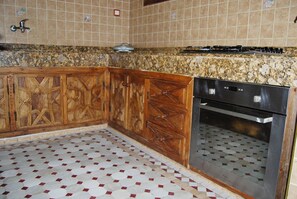 Microwave, oven - Riad Loubna : Riad privé -groupe -piscine-fête (Marrakesh)