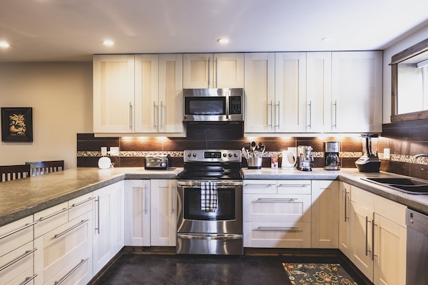 Een koelkast, een magnetron, een oven, een kookplaat