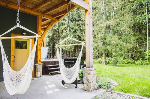 The Forest Suite - Peaceful + Private Hot Tub