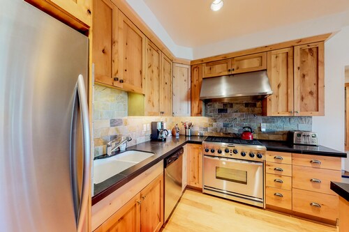 Beautiful condo close to skiing & Pet-Friendly!