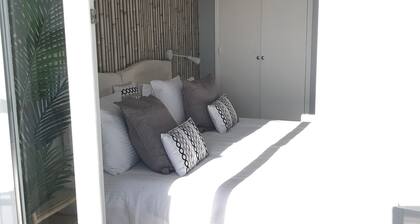 3 bedroom apartment, heart of St Florent, opposite marina/port, 200 m to beach