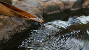 Water stroomt over een stenen oppervlak.