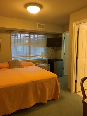 Standardzimmer, 1 King-Bett, eigenes Bad | 1 Schlafzimmer, Schreibtisch, kostenloses WLAN, Bettwäsche