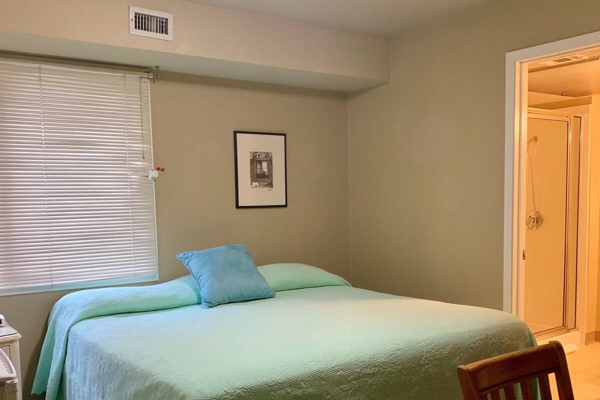 Grant House King | Desk, free WiFi, bed sheets