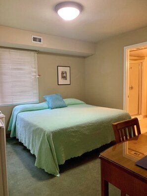 Desk, free WiFi, bed sheets - The Quarters at Hardin House inn (Austin)