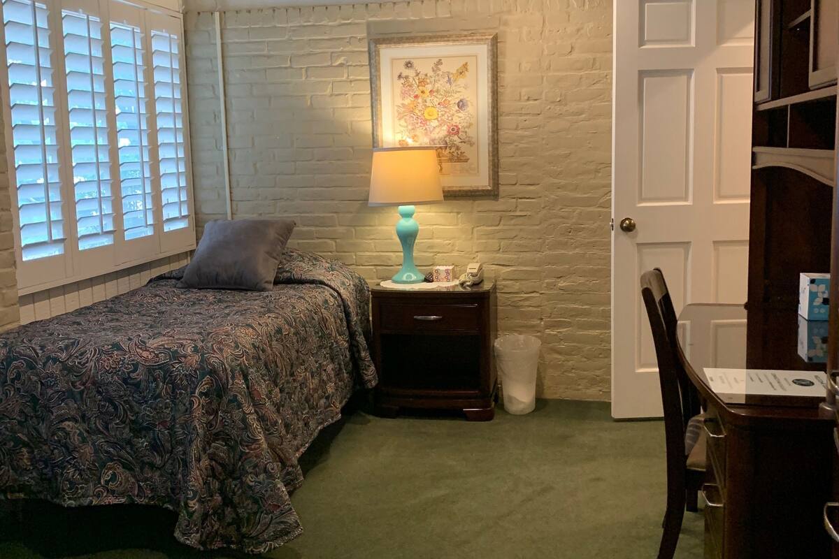Grant House Single | Desk, free WiFi, bed sheets