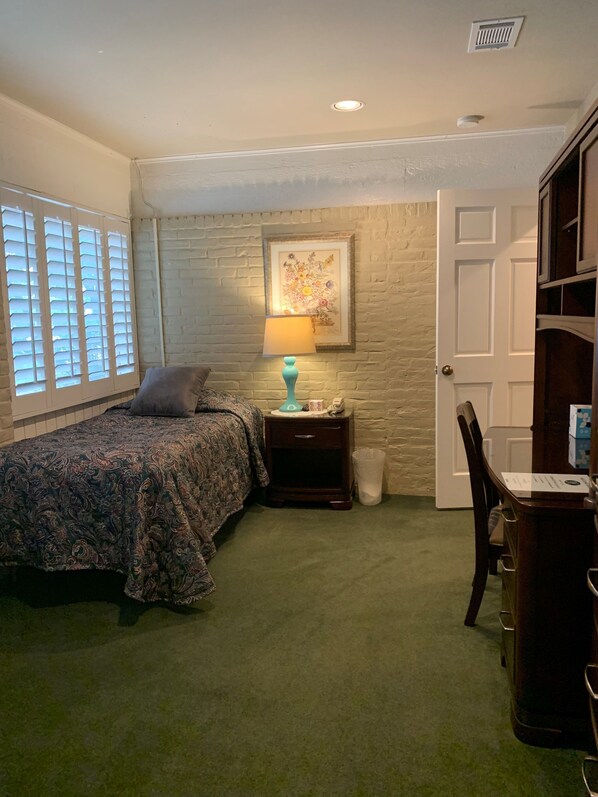 Desk, free WiFi, bed sheets - The Quarters at Hardin House inn (Austin)