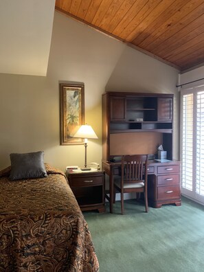 Quarto standard, 3 camas de solteiro, banheiro compartilhado | Escrivaninha, Wi-Fi de cortesia, roupa de cama