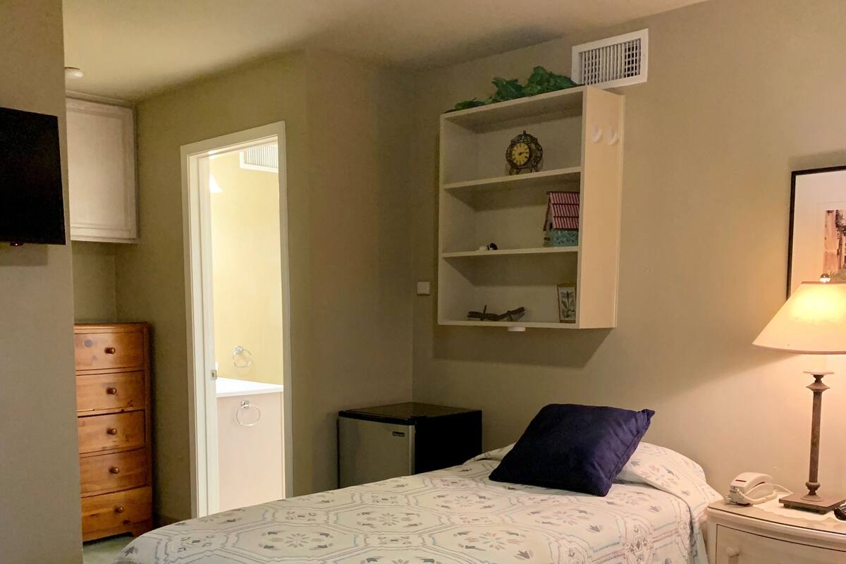 Standard Room, 2 Single Beds, Private Bathroom | Desk, free WiFi, bed sheets