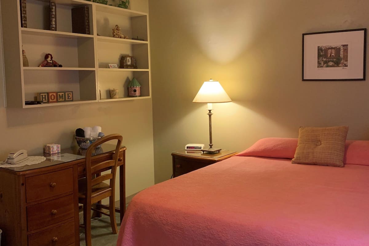 Standard Room, 1 King Bed, Private Bathroom | Desk, free WiFi, bed sheets