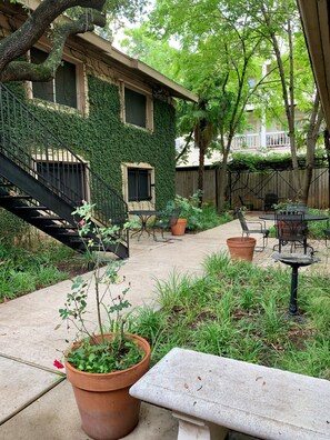Courtyard - The Quarters at Hardin House inn (Austin)