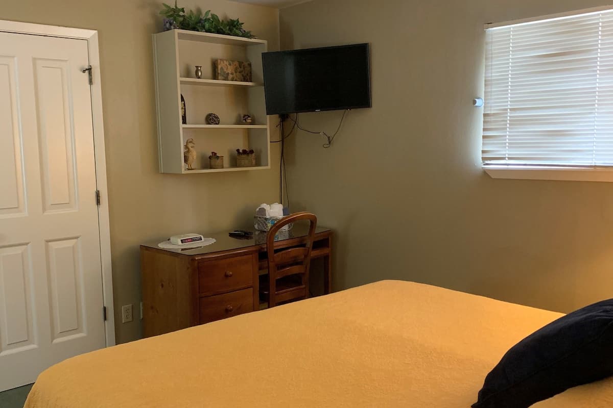 Desk, free WiFi, bed sheets