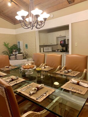 Dining - The Quarters at Hardin House inn (Austin)