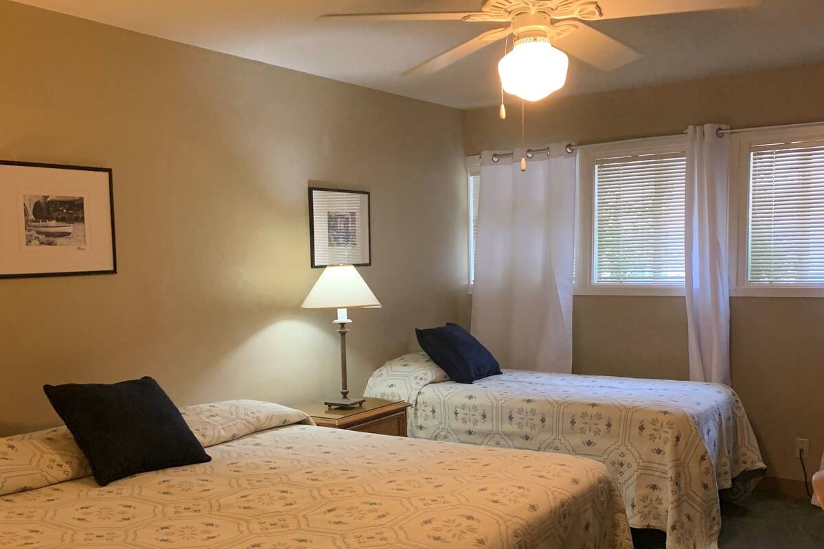 Grant House Family | Desk, free WiFi, bed sheets