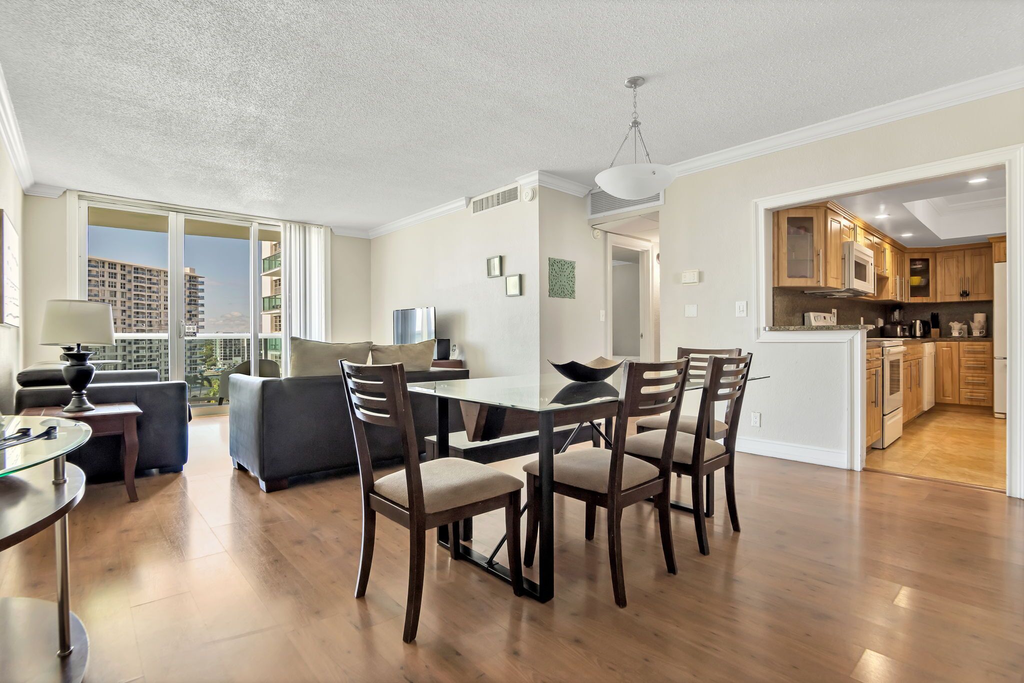 THE TIDES-GREAT APARTMENT ON BEACH!! POOL, GYM, WIFI, PARKING. 1 BED 1 BATH