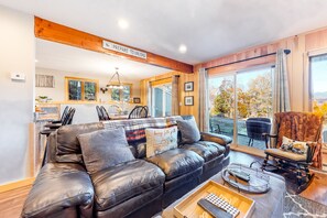 TV, fireplace - Inviting mountain view condo w/ fireplace - near Story Land (Bartlett)