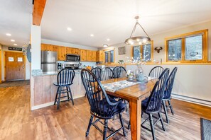 Dining - Inviting mountain view condo w/ fireplace - near Story Land (Bartlett)