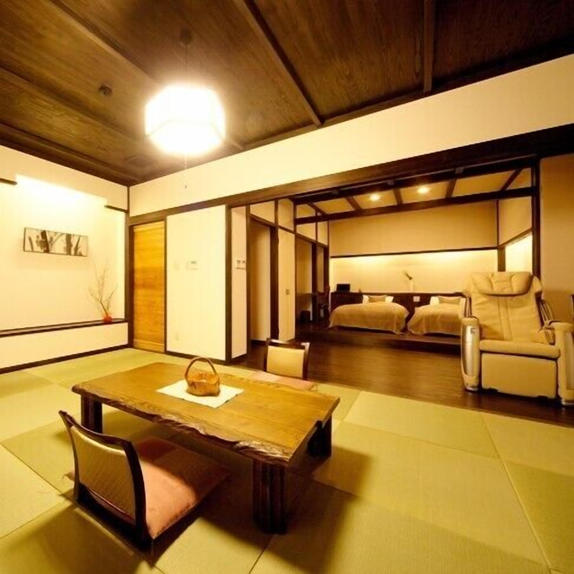 Une pièce de style japonais traditionnel, avec un sol recouvert de tatamis, une basse table en bois et un canapé.