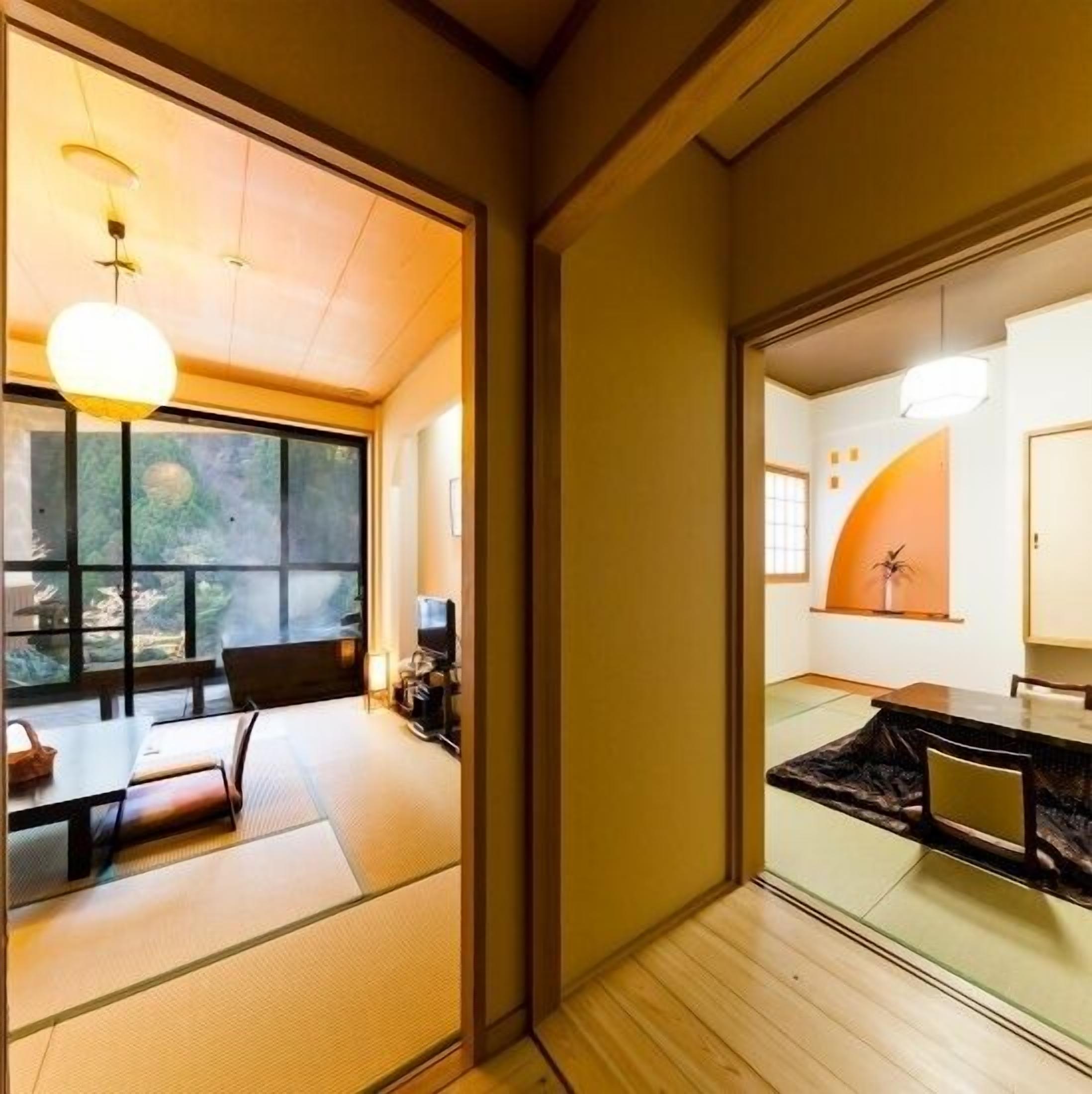 Une pièce de style japonais traditionnel, avec un sol recouvert de tatamis, une table basse et une porte coulissante donnant sur une autre pièce.