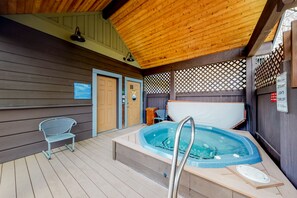Indoor spa tub - Ground-level condo w/ private balcony & shared hot tub - on bus route (Frisco)