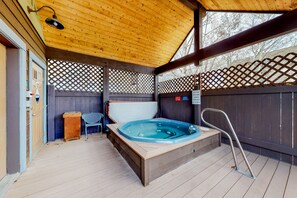 Outdoor spa tub - Ground-level condo w/ private balcony & shared hot tub - on bus route (Frisco)