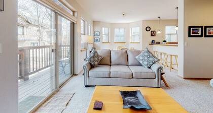 Ground-level condo w/ private balcony & shared hot tub - on bus route