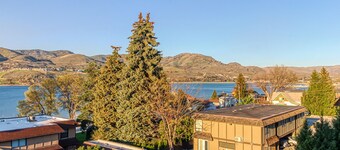 Lake view condo w/ balcony, shared pool & hot tub - walk to the lake