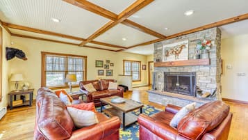 Télévision, cheminée, livres