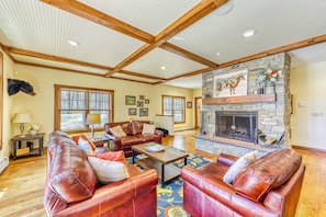 Tv, eldstad och böcker