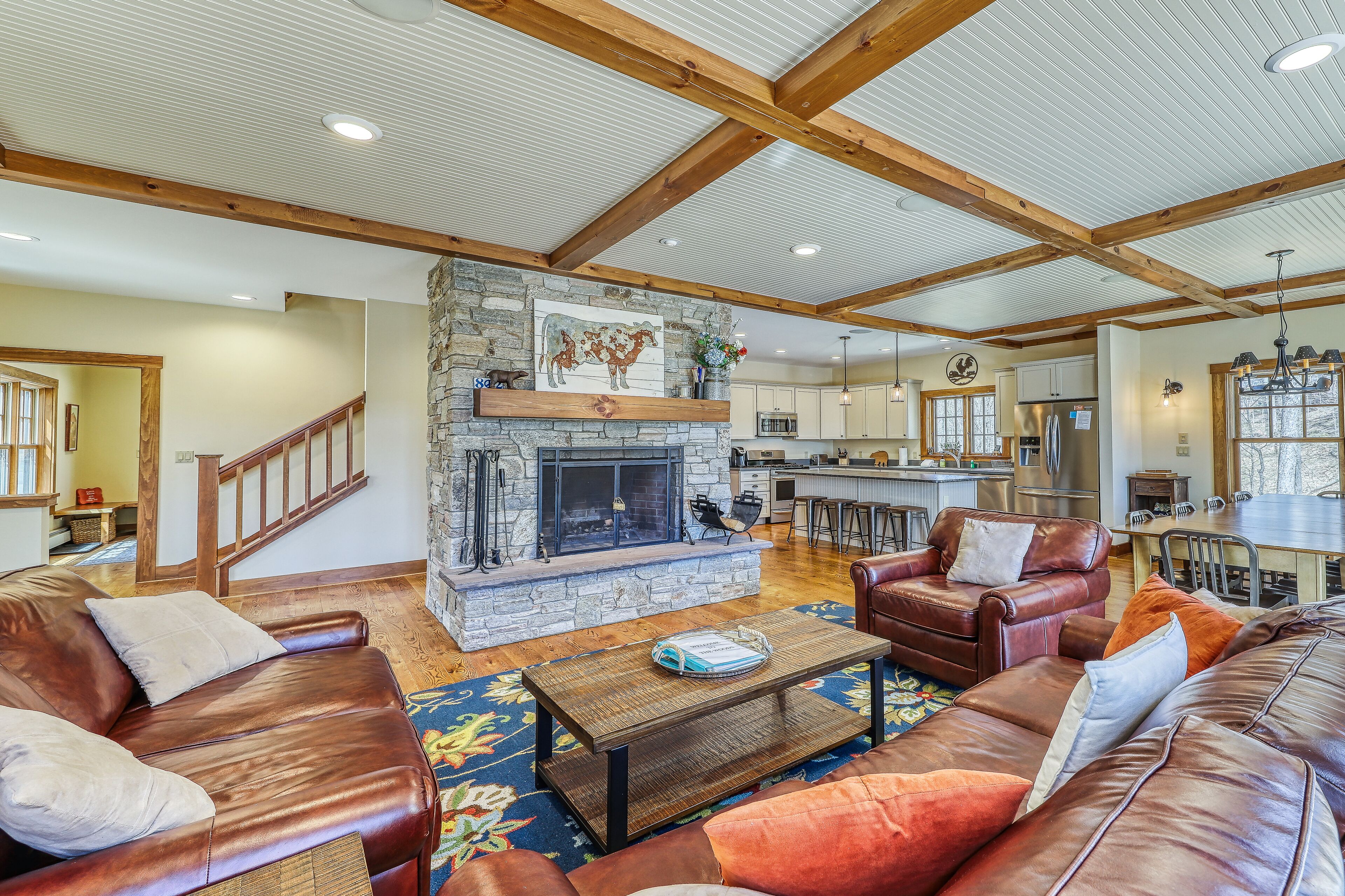 Fernseher, Kamin, Bücher