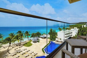 Luxury Junior Suite Ocean Front Diamond Club | 高級寝具、ミニバーのアイテム (無料)、セーフティボックス (室内)、デスク