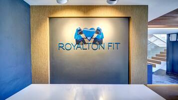 Uma mesa de recepção com o logotipo da Royalton Fit.