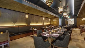 4 restaurants; breakfast, dinner and brunch served