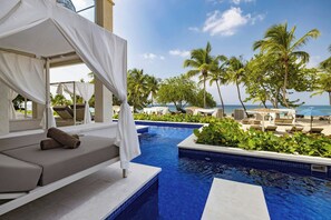 Luxury Junior Suite Ocean Front Swim Out Diamond Club | Literie de qualité supérieure, mini-bar avec articles gratuits