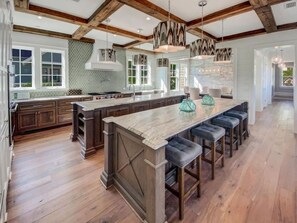 Kylskåp, mikrovågsugn, ugn och spishäll