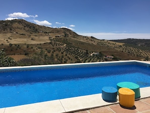 Piscine extérieure, chaises longues