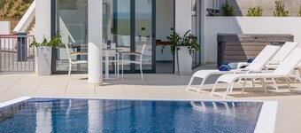 Luxury Apartment Nautica with Pool II