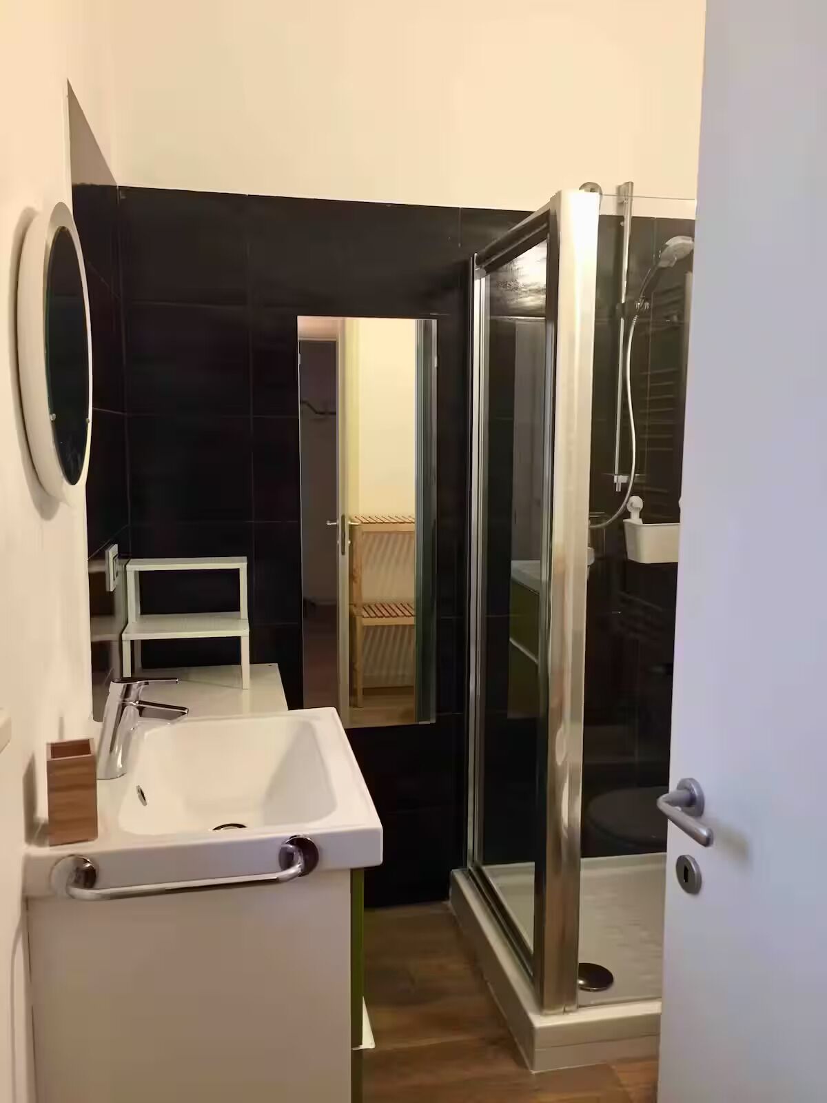 Douche, séchoir à cheveux, bidet, serviettes fournies