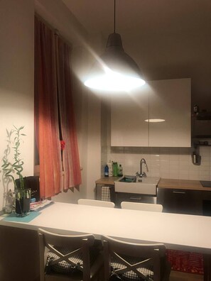 Kjøleskap, ovn, oppvaskmaskin og kaffetrakter/tekoker