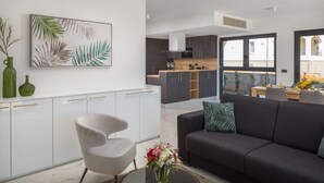 Un appartement moderne comprenant un salon, une cuisine et un coin repas.