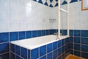 Combined shower/bathtub, hair dryer, toilet paper - Large 4-bedroom family home, garden, private parking (ars en re)