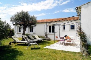 Outdoor dining - Large 4-bedroom family home, garden, private parking (ars en re)