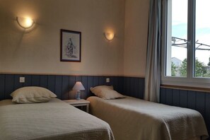 4 bedrooms, iron/ironing board, free WiFi - Large 4-bedroom family home, garden, private parking (ars en re)