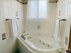 Bathtub, jetted bath, hair dryer, bathrobes - BLUE HOUSE (North Bay Village)