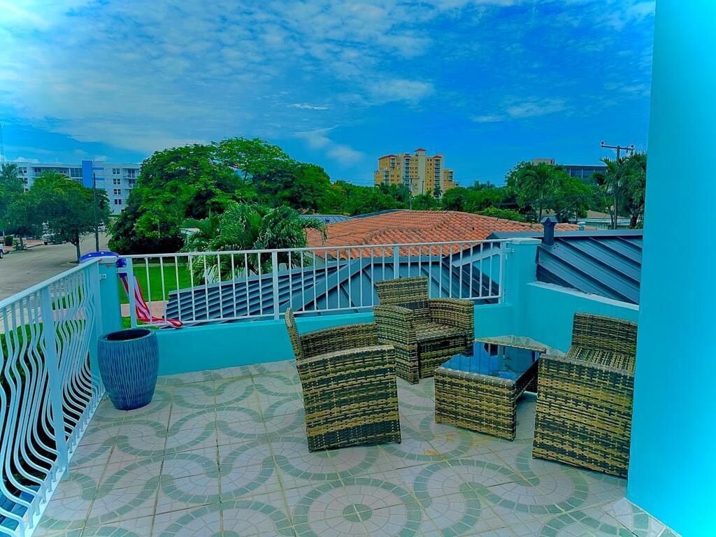 Habitación cuádruple Deluxe, vista al jardín | Camas Select Comfort, minibar y caja de seguridad en la habitación 