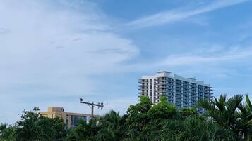 Habitación cuádruple Deluxe, vista al jardín | Área de desayuno