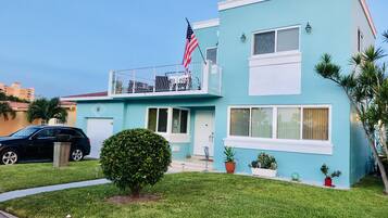 Vista frontal de la propiedad